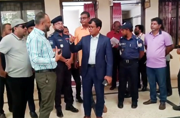 সব টিকিট কোথায় যায়? রেলস্টেশনে ডিসির হঠাৎ হানা সব টিকিট কোথায় যায়? রেলস্টেশনে ডিসির হঠাৎ হানা