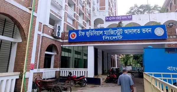 আদালত প্রাঙ্গণে সাংবাদিকের ওপর আসামির হামলা আদালত প্রাঙ্গণে সাংবাদিকের ওপর আসামির হামলা
