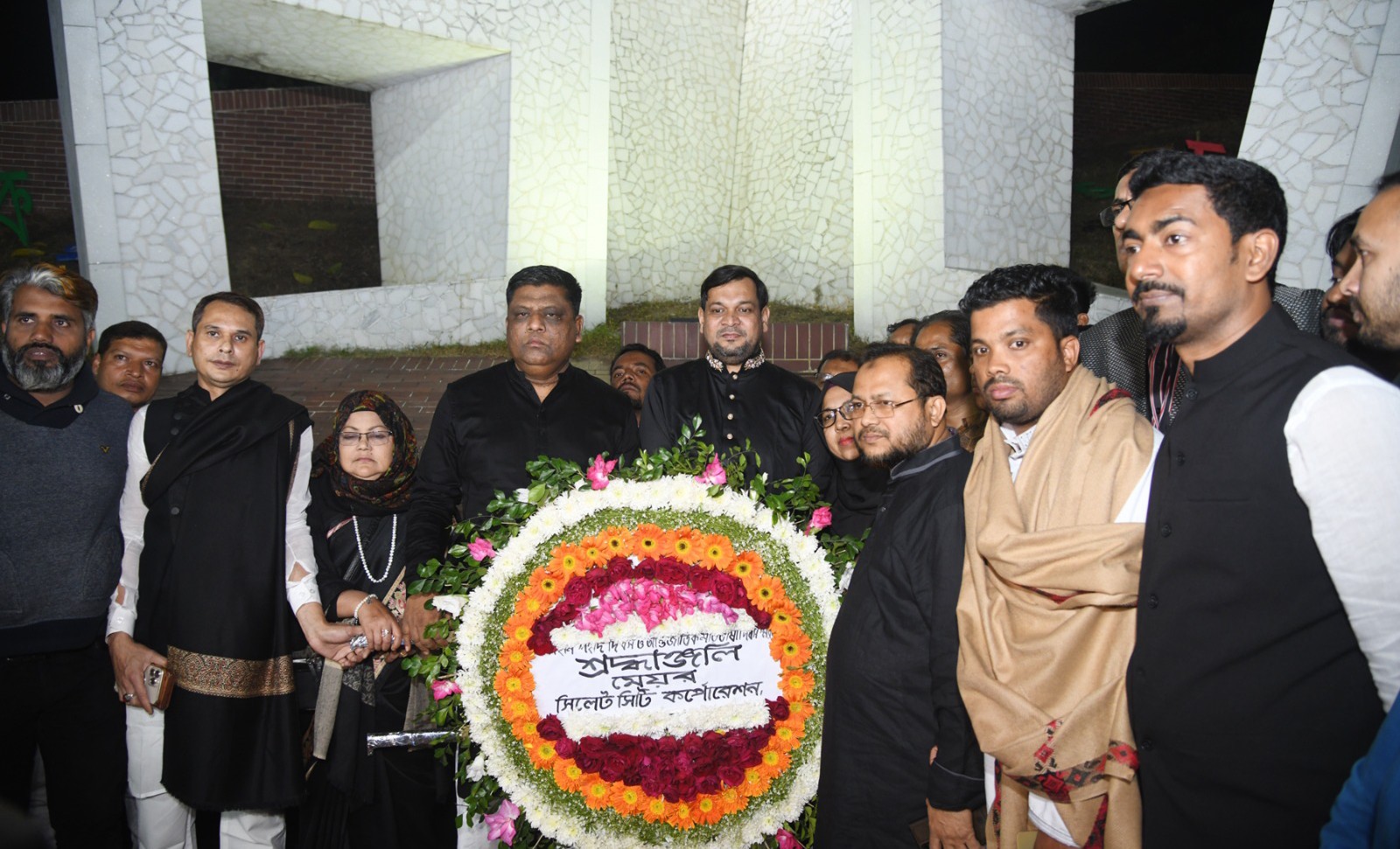 বৃষ্টি উপেক্ষা করে শহীদ বেদিতে ভালোবাসার অর্ঘ্য