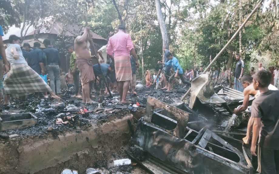 দোয়ারাবাজারে অগ্নিকাণ্ড, ১০ লাখ টাকার ক্ষয়ক্ষতি