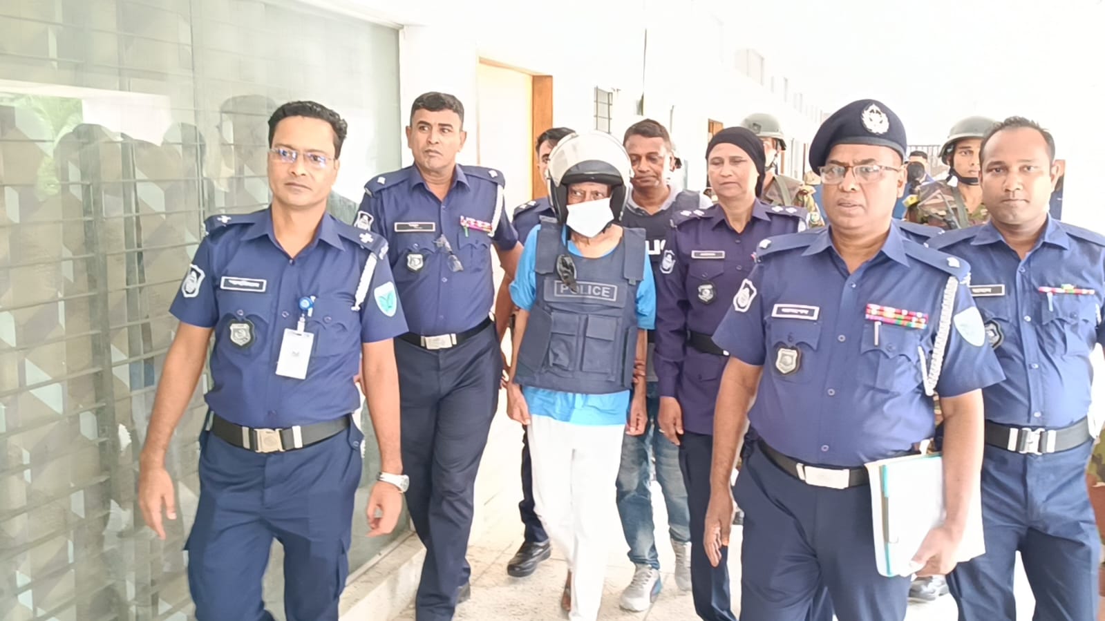 অনুপ্রবেশ চেষ্টার মামলায় জামিন পেলেন বিচারপতি মানিক