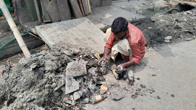 বোতল কুড়িয়ে জীবন চলে বৃদ্ধ হাসিমের
