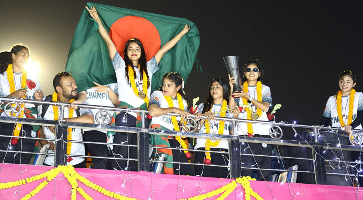 দেশবাসীকে ট্রফি উৎসর্গ করলেন সাবিনা