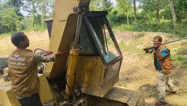 মাধবপুরে অবৈধ বালু উত্তোলনের বিরুদ্ধে অভিযান, ধ্বংস ৩ ড্রেজার-বেকো ও ১ হাজার ফুট পাইপ