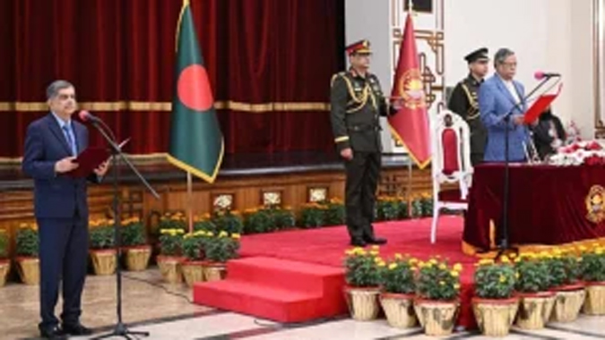 শপথ নিলেন নতুন শিক্ষা উপদেষ্টা সি আর আবরার