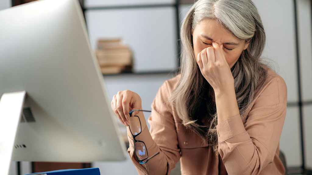 দীর্ঘক্ষণ স্ক্রিনের সামনে? চোখ ও শরীরের যত্ন নেবেন যেভাবে