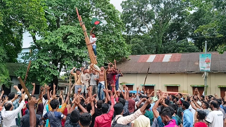 শেখ হাসিনার পদত্যাগে সুনামগঞ্জে আনন্দ মিছিল