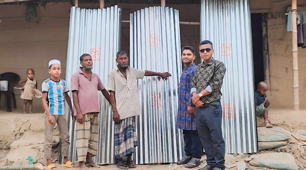 সিলেটে প্রবাসী সাংবাদিক জাবেদের টিন বিতরণ