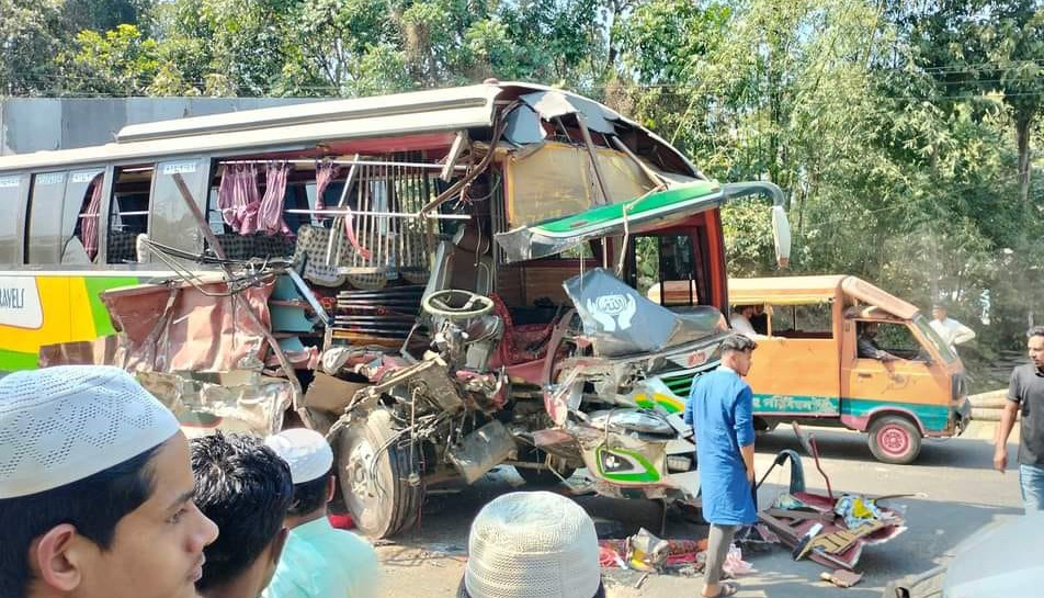 জৈন্তাপুরে বাস-ট্রাক মুখোমুখি সংঘর্ষে শিশুর মৃত্যু