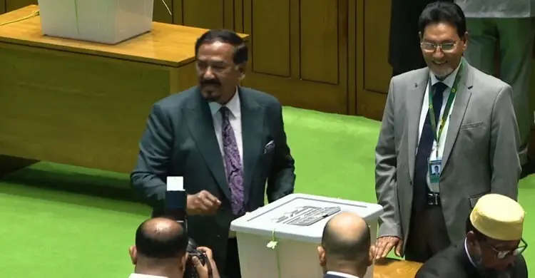 রাষ্ট্রপতি নির্বাচনে ভোট দিলেন ভারপ্রাপ্ত রাষ্ট্রপতি-প্রধানমন্ত্রী