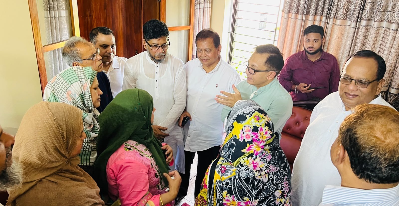রায়নগরে নিহত দম্পতির স্বজনদের সমবেদনা জানালেন খন্দকার মুক্তাদির