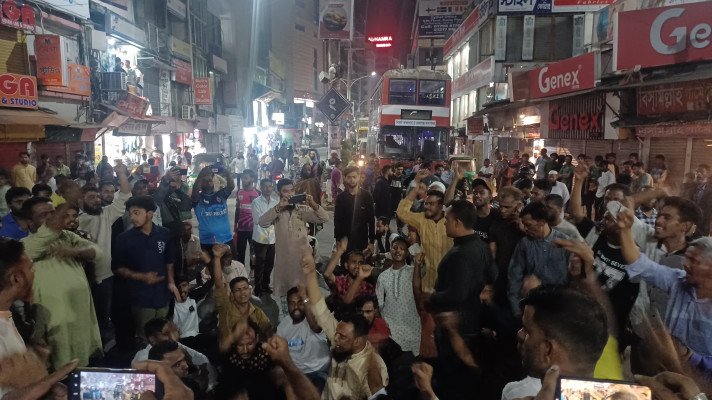 জিন্দাবাজারে সড়ক অবরোধ, তোপের মুখে পুলিশ