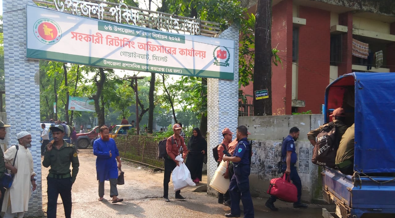 গোয়াইনঘাটে রাত পোহালে ভোট : কেন্দ্রে যাচ্ছে সরঞ্জাম