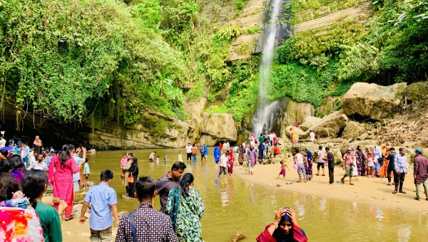 মাধবকুণ্ড জলপ্রপাতে পর্যটকের ঢল
