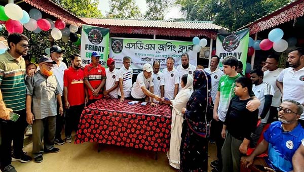 মালনীছড়া চা বাগানে অসুস্থ শ্রমিকদের পাশে এসডিএম জগিং ক্লাব