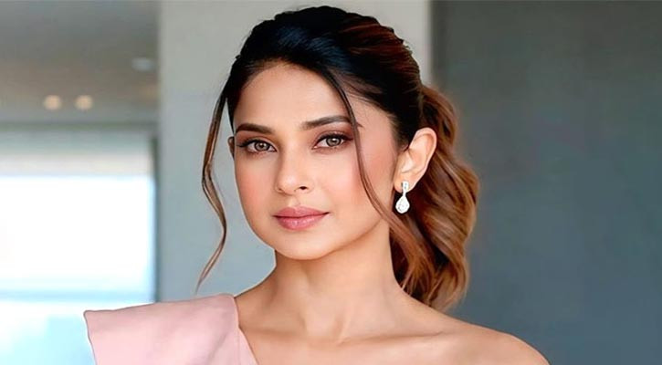 বিয়ের পিঁড়িতে বসছেন জেনিফার?
