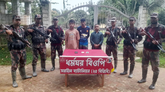 অবৈধভাবে ভারতে যাওয়ার চেষ্টা, আটক ৩