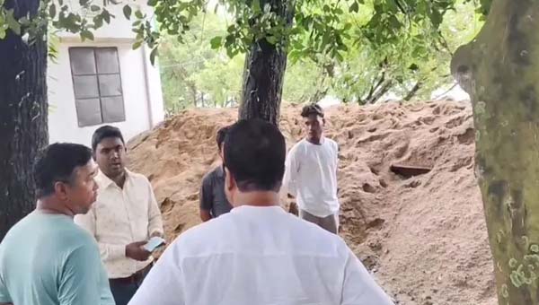 তাহিরপুরে ইউএনও কার্যালয়ের সামনেই বালুর স্তূপ, প্রশাসনের ভূমিকা নিয়ে প্রশ্ন
