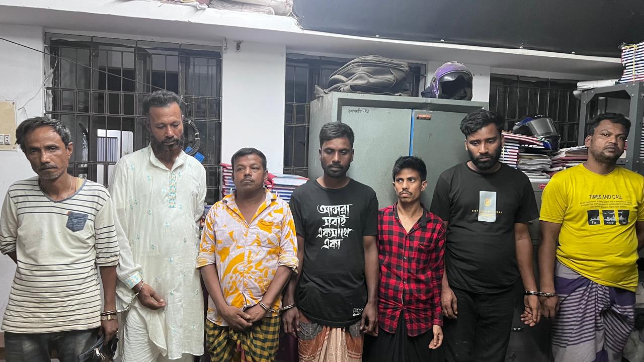 ক্বীন ব্রীজের নিজে তাহেরের জুয়ার আসর থেকে আটক ৭