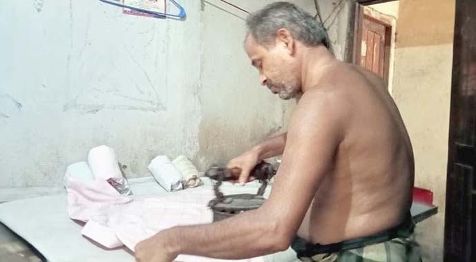 নিত্যপণ্যের দামে বিপাকে ধোপারা