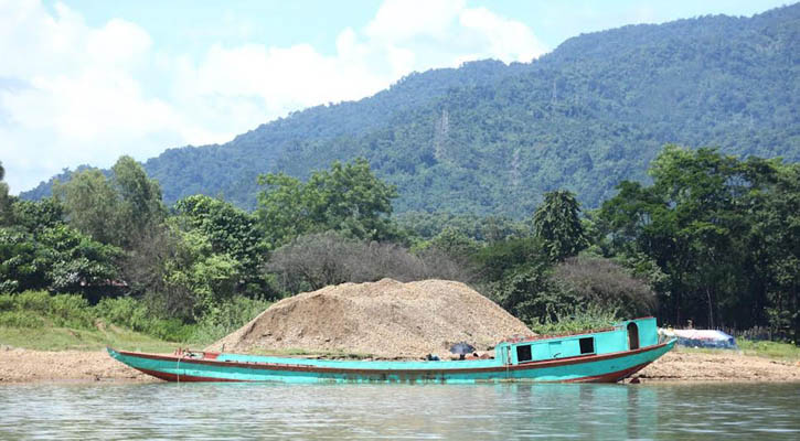 একদিকে উদ্ধার, অন্যদিকে চলছে হরিলুট