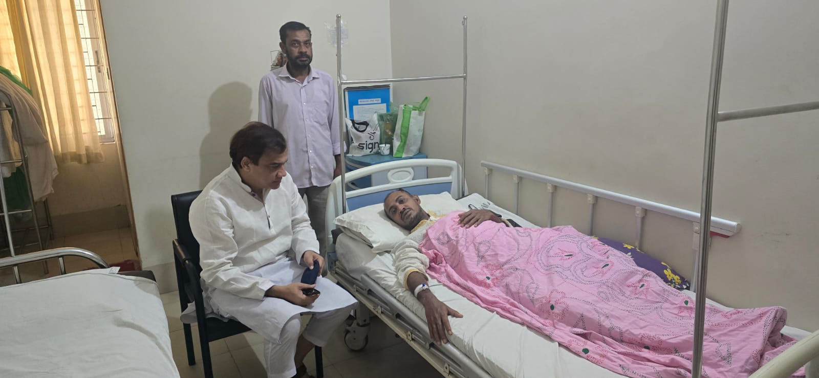 অসুস্থ সাংবাদিক আব্দুল হাসিবকে দেখতে হাসপাতালে গেলেন কয়েস লোদী