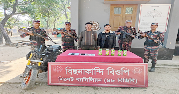 বিছনাকান্দি সীমান্তে ভারতীয় মদ সহ দুই যুবক আটক