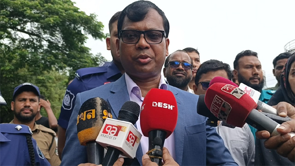 টিকিট কালোবাজারি ও অবৈধ স্থাপনার বিরুদ্ধে কঠোর ব্যবস্থা : ডিসি