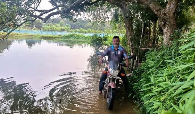মাধবপুরে পানির নিচে রাস্তা, ভোগান্তিতে ৮ গ্রামের বাসিন্ধারা