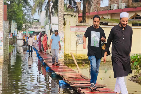 হাসপাতালের সড়কে ভাসমান সেতু 