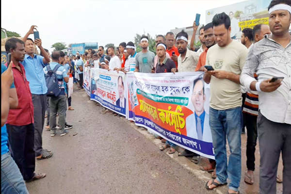 শায়েস্তাগঞ্জে সুমনকে হত্যার হুমকি: মহাসড়কে মানববন্ধন ও প্রতিবাদ 