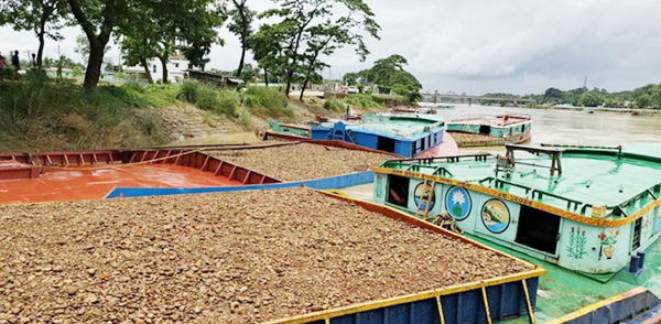 দক্ষিণ সুরমায় পাথরবোঝাই ৯ নৌকা আটক