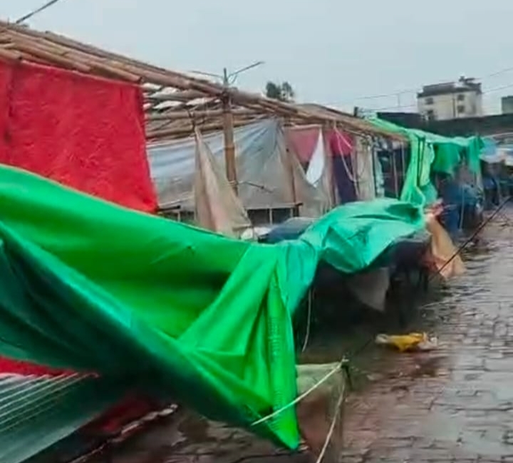 কালবৈশাখী ঝড়ে লালদীঘির পাড়ে অস্থায়ী দোকান বিধ্বস্ত, ক্ষতিপূরণের দাবি হকারদের