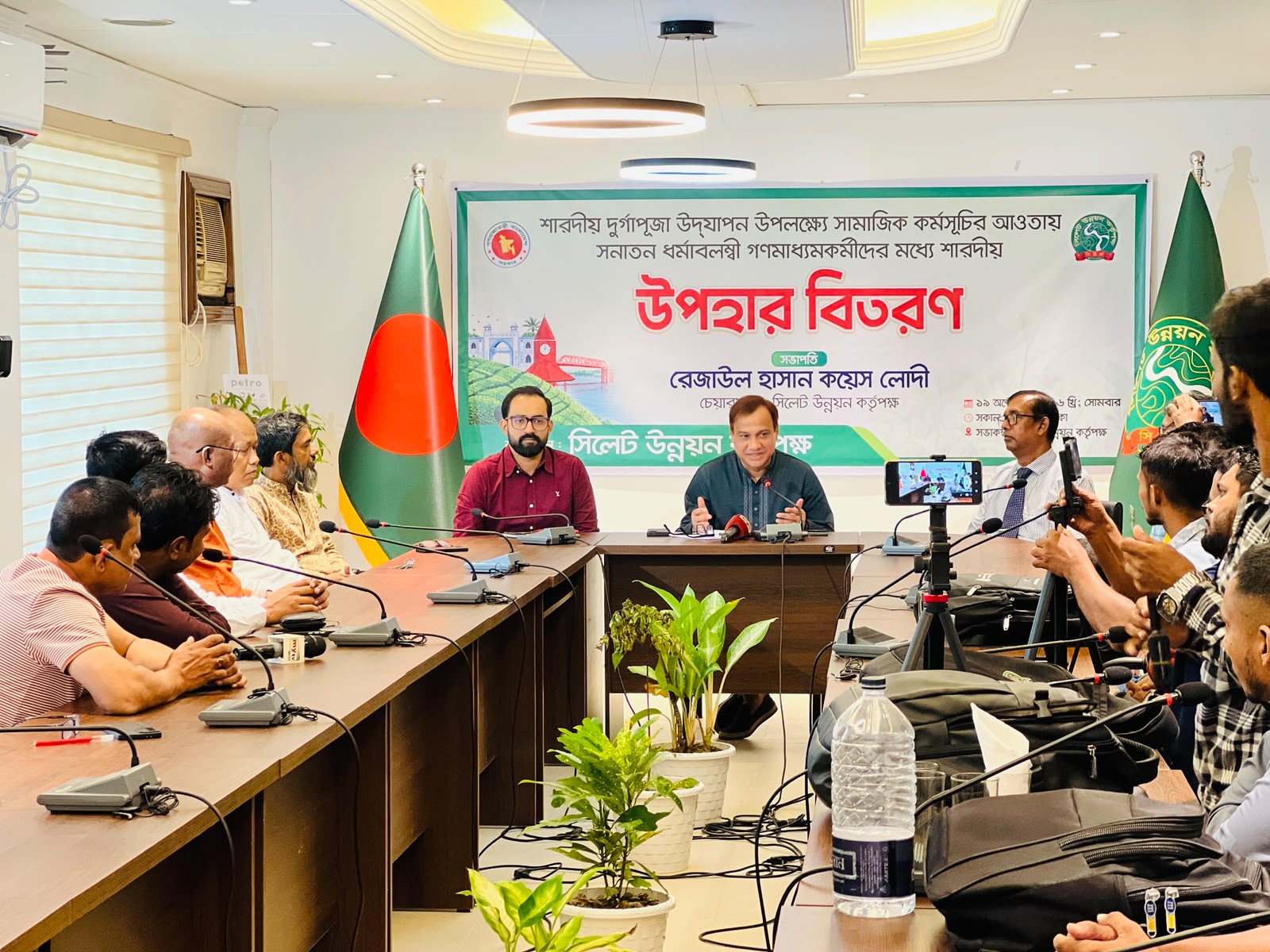 শারদীয় দুর্গাপূজা উপলক্ষে সিউকের সামাজিক কর্মসূচির আওতায় সনাতন ধর্মাবলম্বী গণমাধ্যমকর্মীদের উপহার প্রদান