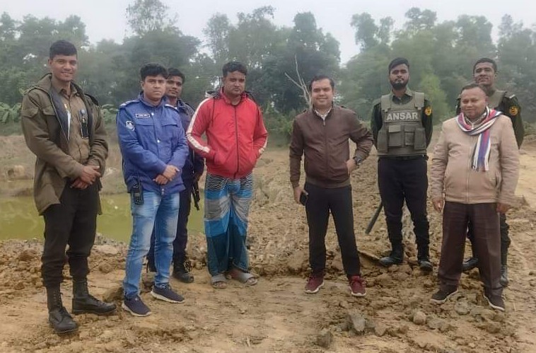 মাধবপুরে অবৈধভাবে মাটি উত্তোলন, দুইজনের অর্থদন্ড  