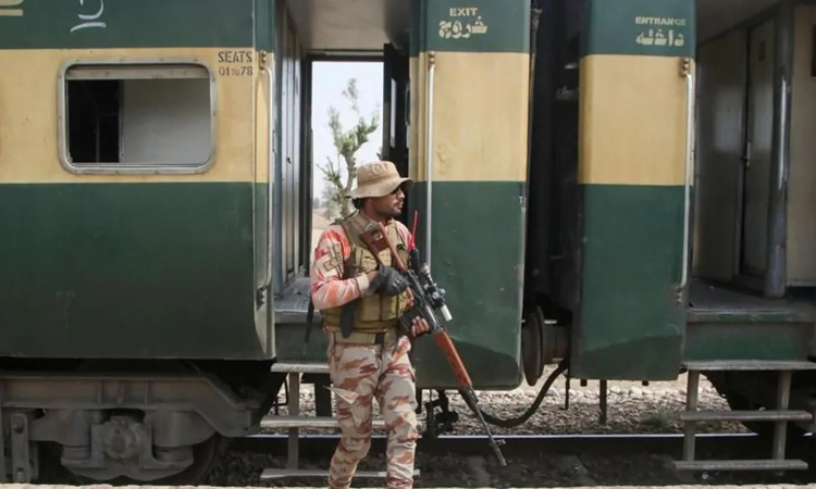 পাকিস্তানে ছিনতাই হওয়া ট্রেনের সব জিম্মি উদ্ধার, ৩৩ হামলাকারী নিহত