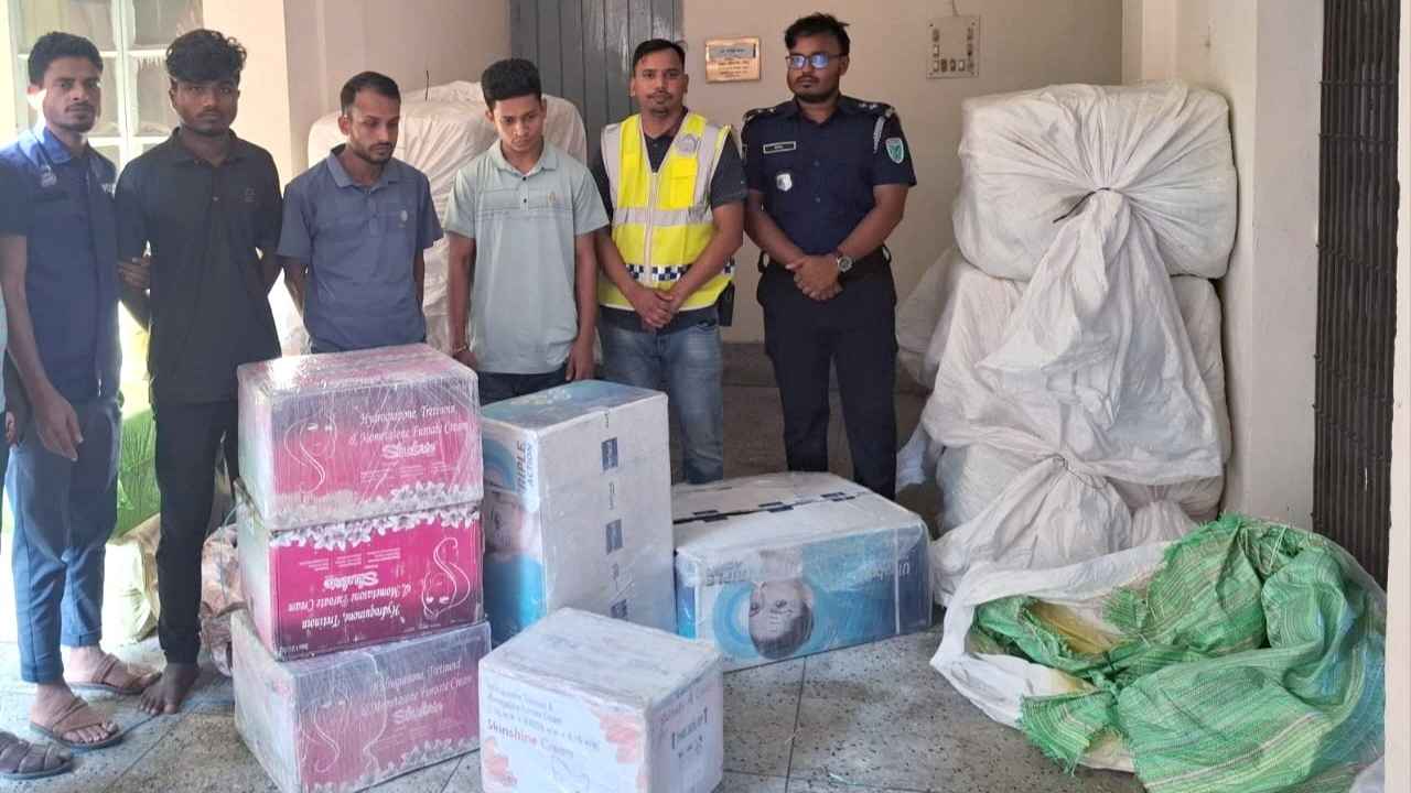 মৌলভীবাজারে ভারতীয় অবৈধ পণ্যসহ আটক ৩