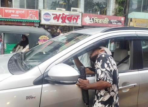 নগরীতে সরকারি স্টিকার-লোগো তুলে দিচ্ছে শিক্ষার্থীরা
