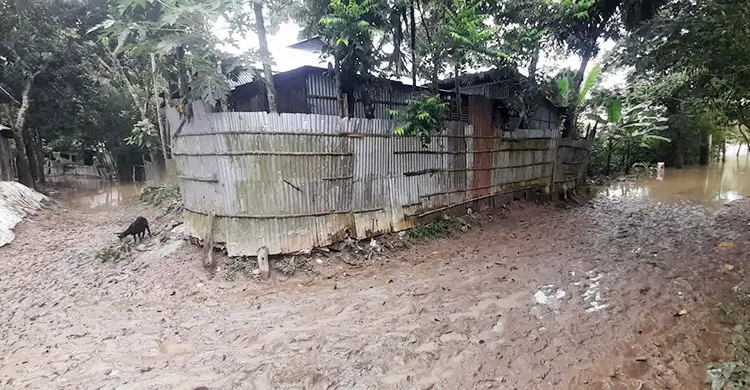 মৌলভীবাজারে পানি নামলেও কমেনি বন্যাদুর্গত মানুষের দুর্ভোগ
