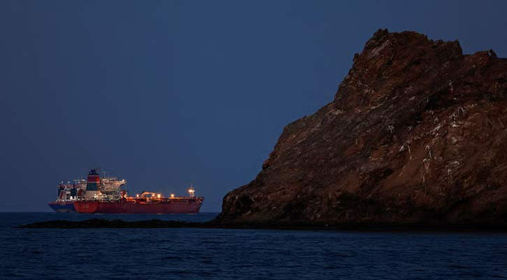 যুদ্ধবিরতি লঙ্ঘনের মধ্যে হরমুজ প্রণালী খোলা &lsquo;অসম্ভব&rsquo;: ইরান