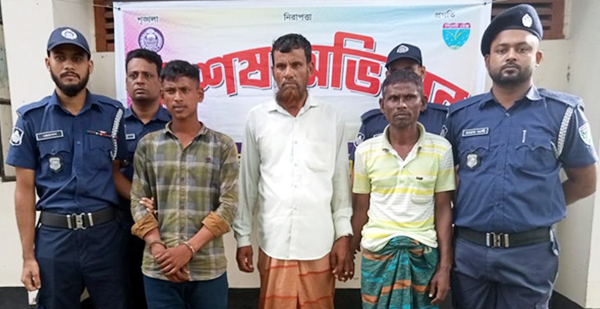 ২৮ মেট্রিক টন কয়লাবোঝাই ট্রলার জব্দ, গ্রেফতার ৩