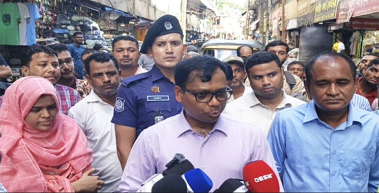 হকারদের সড়ক ছাড়তেই হবে : জেলা প্রশাসক