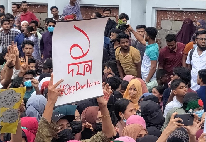 এবার সরকার পদত্যাগের এক দফা দাবি শিক্ষার্থীদের