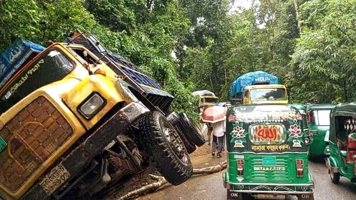 লাউয়াছড়ায় পাহাড় ধসে সড়কে বন্ধ যান চলাচল