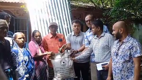 দেবগ্রামে আগুনে ক্ষতিগ্রস্ত চার পরিবার পেল প্রশাসনের সহায়তা