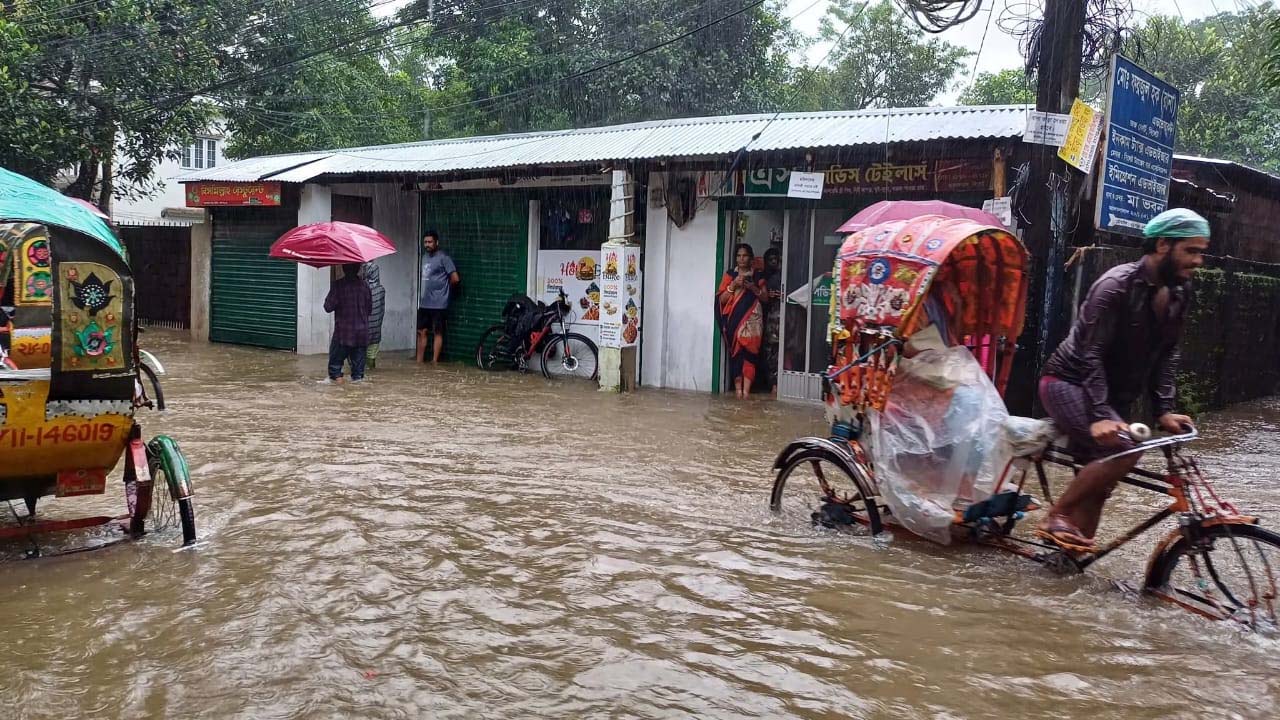 তিন ঘন্টায় ১৫৬ মি.মি. বৃষ্টিপাত, নগরজুড়ে জলাবদ্ধতা
