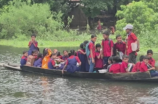 নৌকায় ঝুঁকিপূর্ণ স্কুলযাত্রা