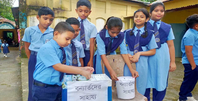 বন্যা দুর্গতদের অর্থ দিল সুনামগঞ্জের শিশু শিক্ষার্থীরা