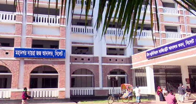 আদালতে আসামি পক্ষের ওপর বাদিনীর হামলায় আহত ২, আটক ২