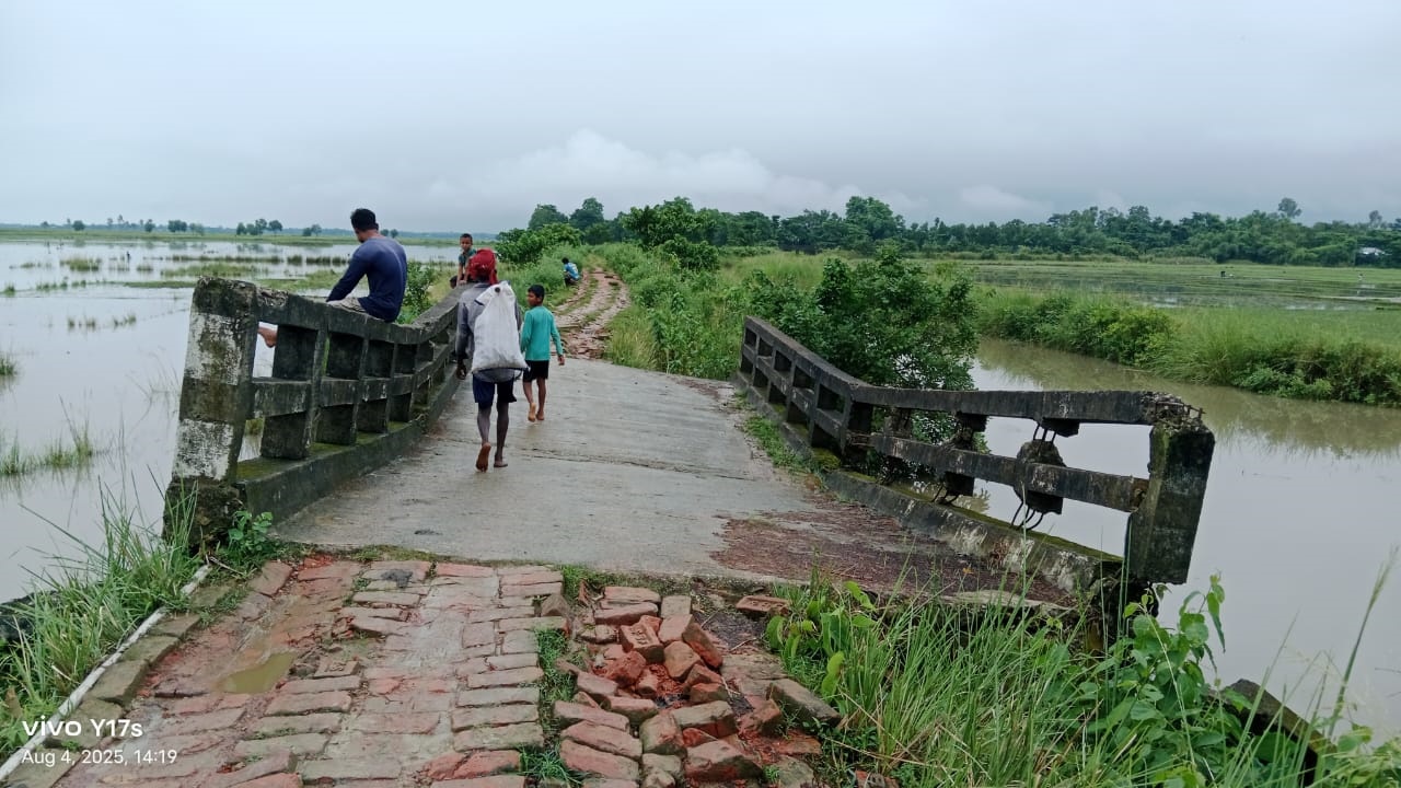 হ-য-ব-র-ল সেতু দিয়ে চলছে ঝুঁকিপূর্ণ চলাচল